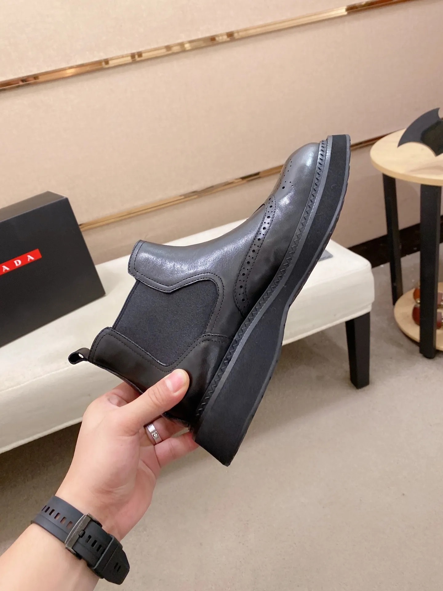Factory price 760💰 Leather lining optional! 🍁🍁High-quality new PRADA counters are launched at the same time. The new men's shoes and 😘fabric are selected from imported lacquered first-layer cowhide and imported cowhide lining. 👍🏿 High-end ☄️ air-cushion molded anti-slip rubber outsole, exquisite lines, simple and elegant, comfortable and high-end for leisure travel. Code number: 38 to 45